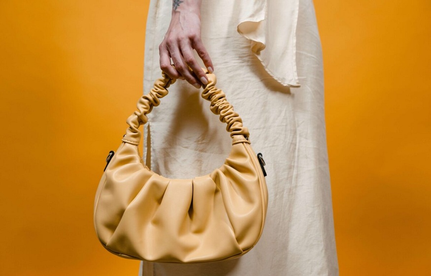 What is the most popular women’s handbag